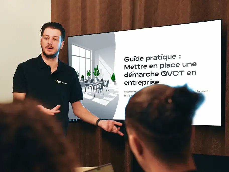 Un expert QVCT avec un casque de chantier